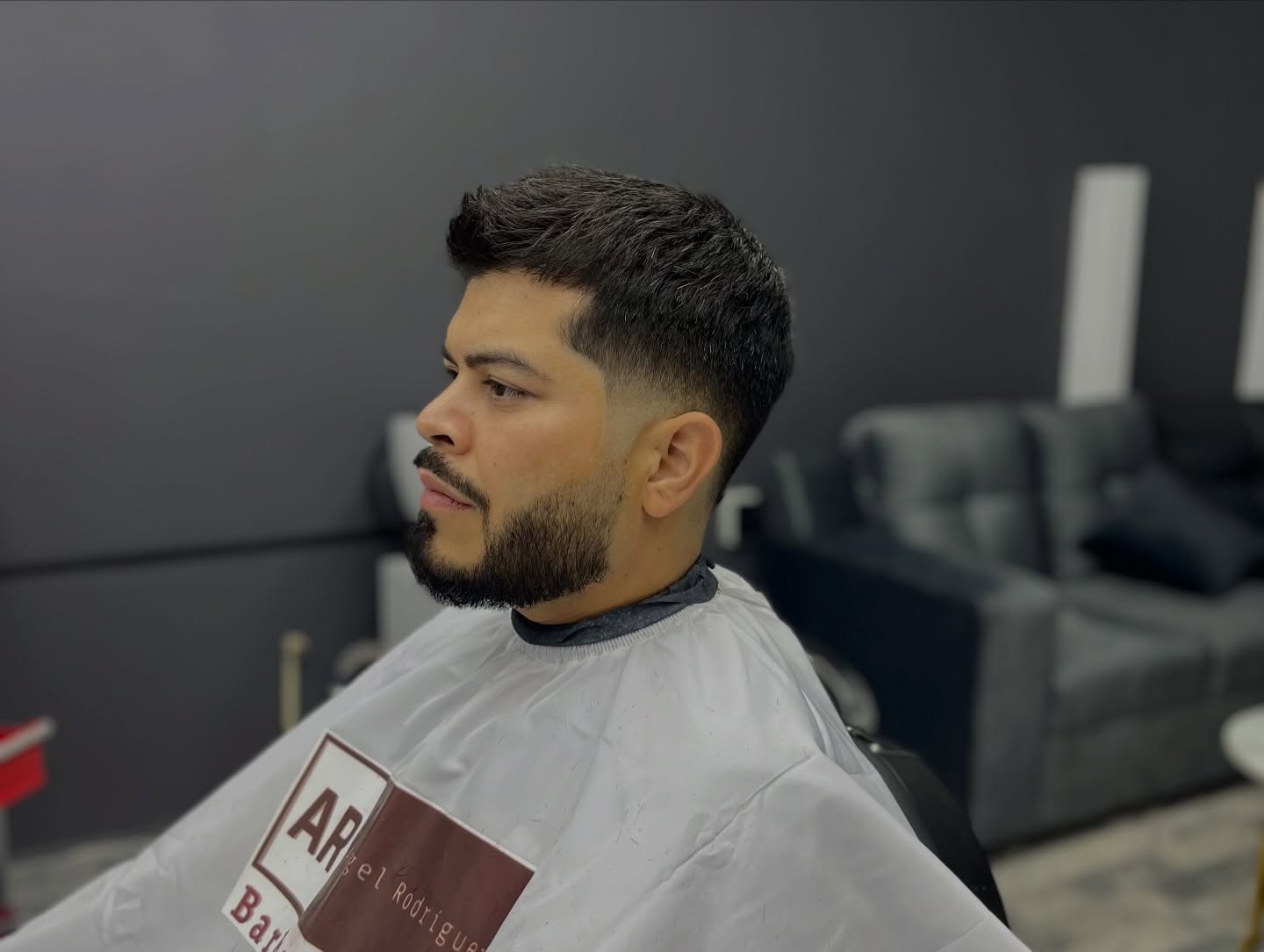 Corte corto con barba definida