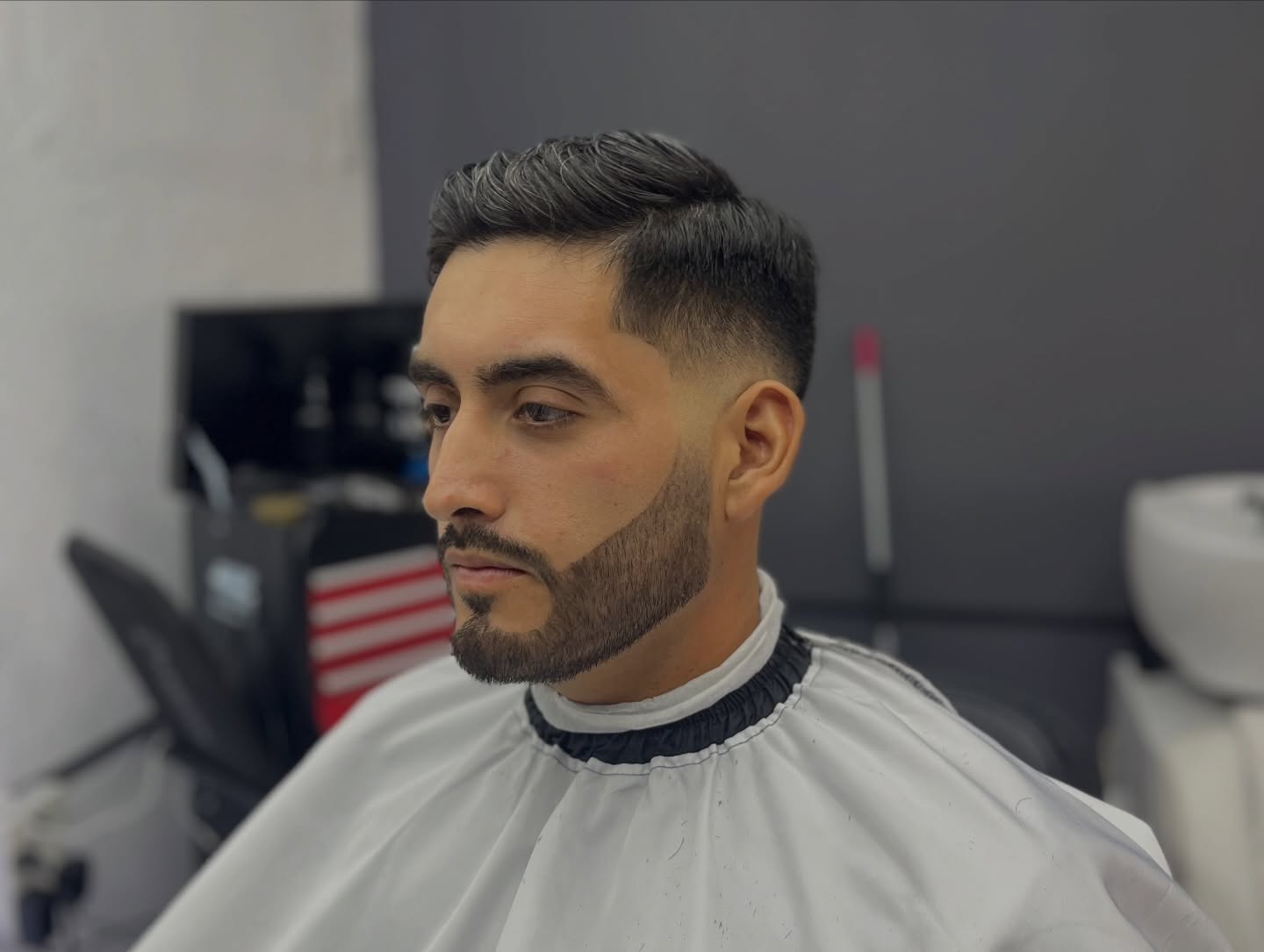 Corte con degradado y barba perfilada