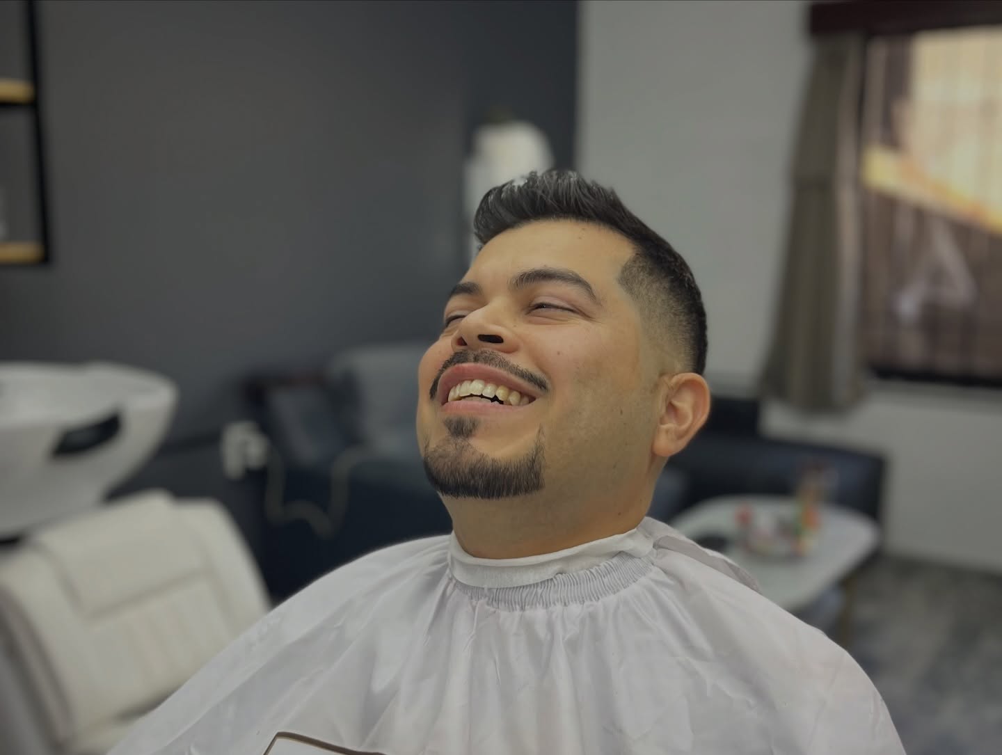 Corte y barba con acabado natural