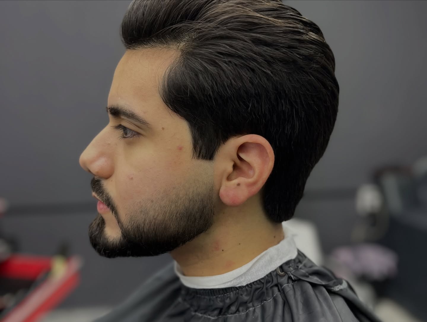 Corte clásico y barba definida