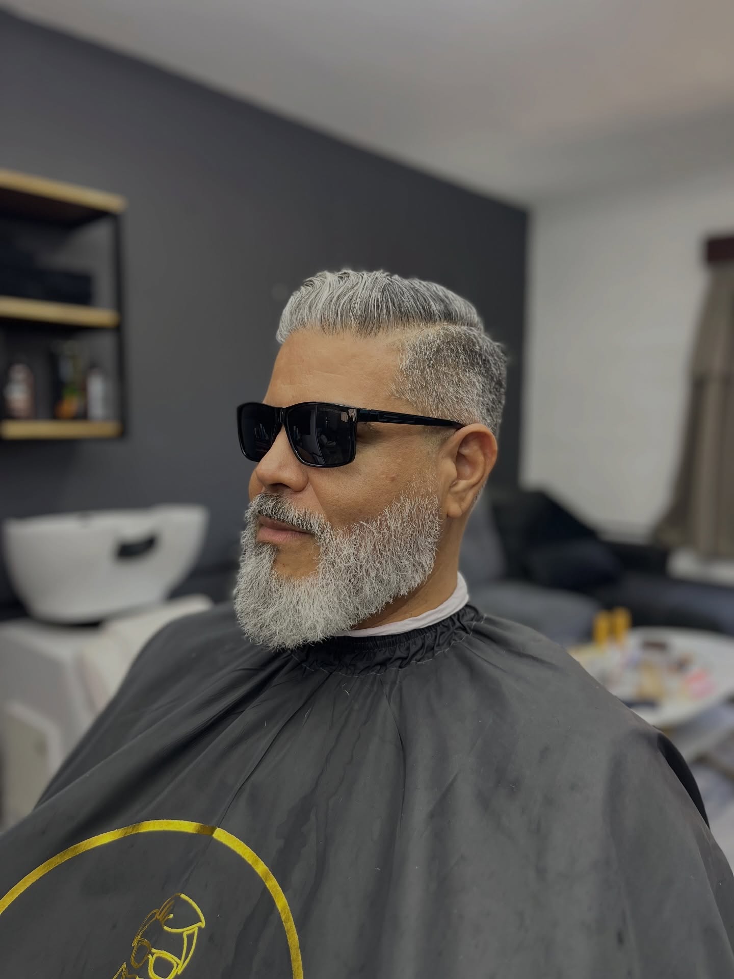 Corte y diseño de barba larga