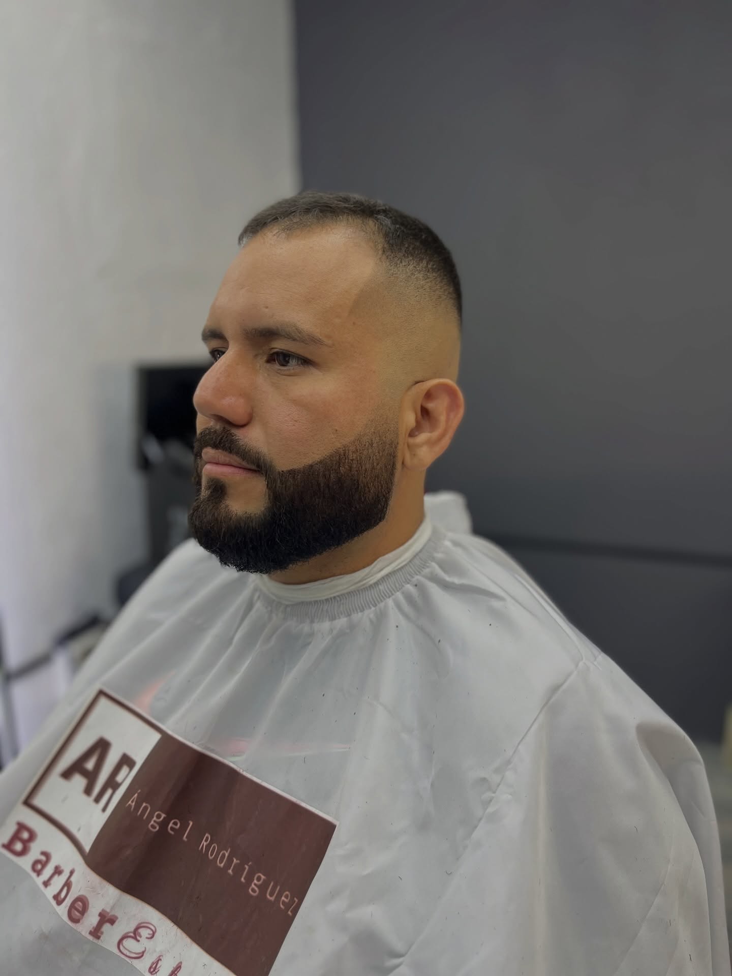 Corte corto con diseño de barba