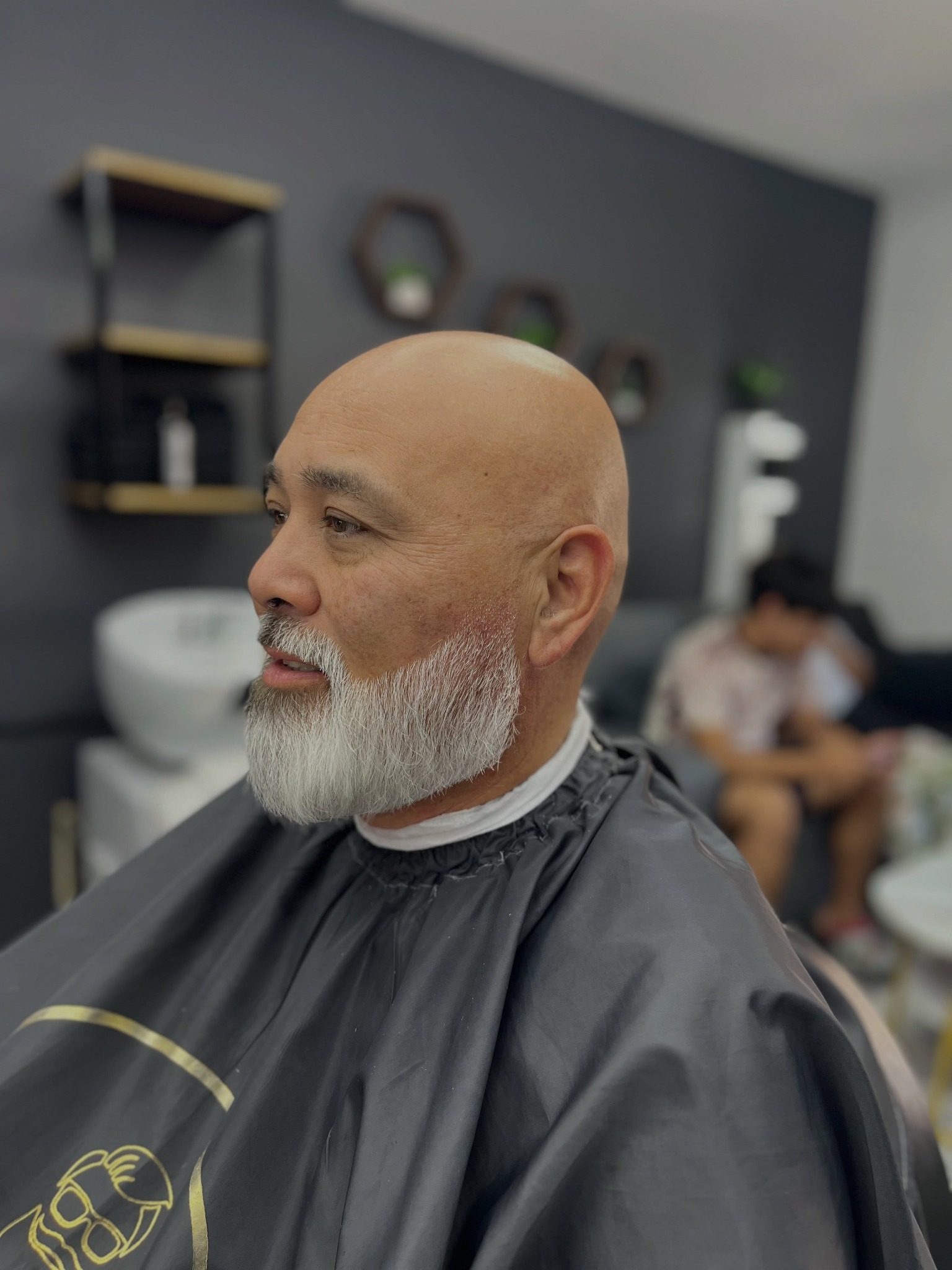 Diseño y perfilado de barba canosa